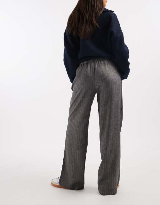 Vero Moda – Weit geschnittene Dad-Hose in grau meliert mit Nadelstreifen und Kordelzugbund, 4 von 5