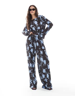 Vero Moda - Weit geschnittene Plissee-Hose in Schokobraun mit blauem Blumenprint, Kombiteil