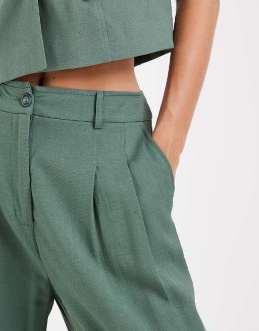 Vero Moda weite Anzughose mit Bundfalten als Kombiteil in Lorbeergrün, 3 von 5