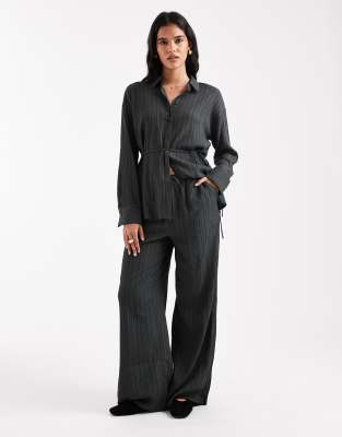 Vero Moda - Weite, plissierte Hose in Anthrazitgrau, Kombiteil