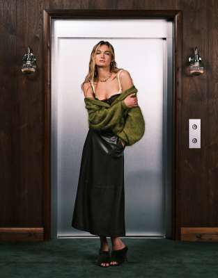 Vero Moda - Weiter Midirock aus Kunstleder in Schokobraun mit Ziernaht-Brown