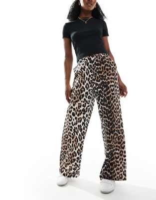 Vero Moda Vero Moda wide leg pull on trousers in leopard print-Multi