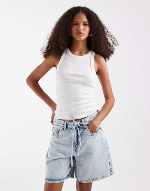 Vero Moda - Wien - Denimshorts med mellemhøj talje og bælte i lyseblå vask, 2 af 5
