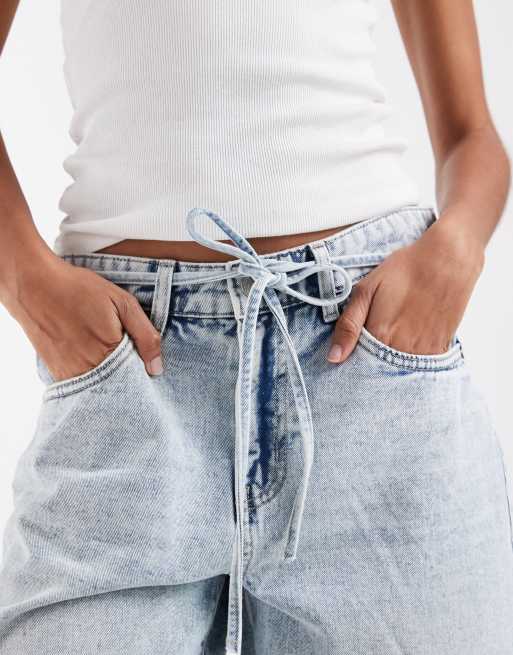 Vero Moda Wien mid rise belted denim shorts in light blue wash, 4 of 5