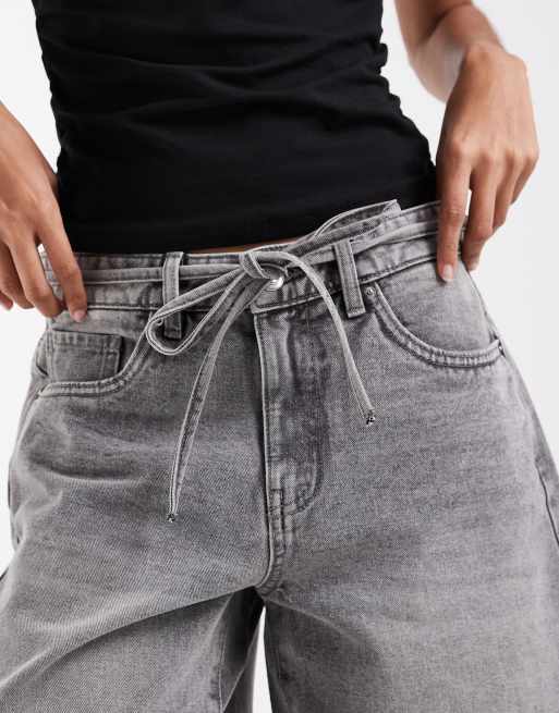 Vero Moda Wien mid rise belted denim shorts in light grey wash, 3 of 5