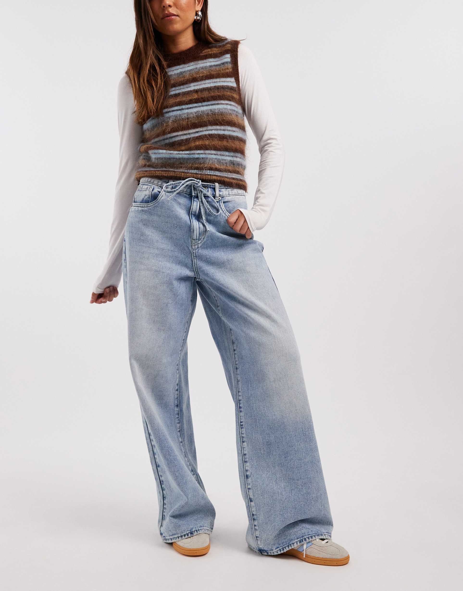 vero moda wien mid rise wide leg belted jeans in light blue wash