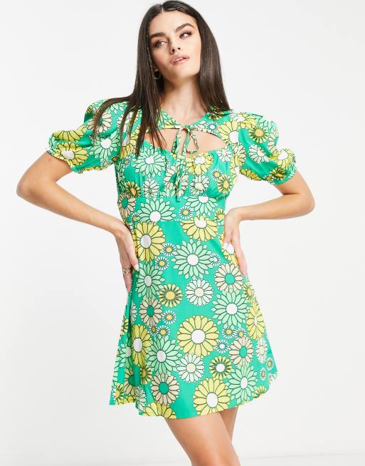 Vero Moda – Zielona sukienka mini w kwiatowy wzór retro z wiązanym dekoltem w kształcie serca