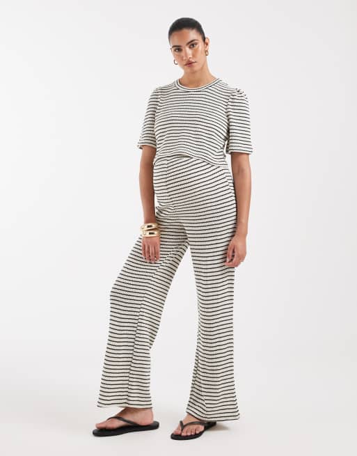 Vero Moda - Zwangerschapskleding - Set van gestreept recht T-shirt met korte mouwen en broek met wijde pijpen van gehaakte jersey in zwart en crème, 2 van 3