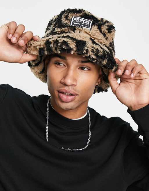 Versace Jeans Couture – Beżowy kapelusz typu bucket z kożuszka ze wzorem paisley