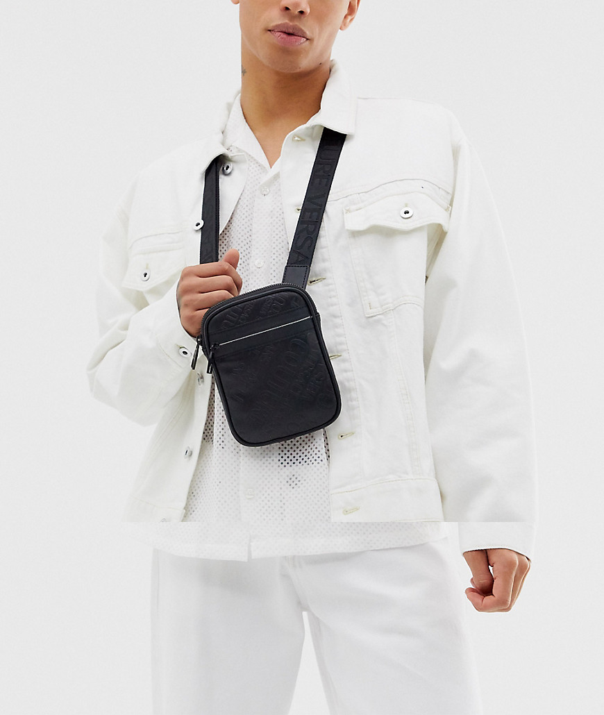 Versace Jeans – Couture – Flight-väska med heltäckande loggmönster-Svart