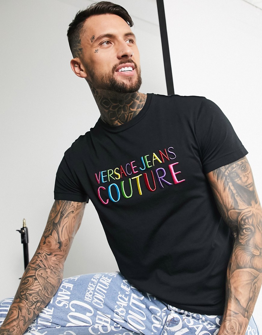Versace Jeans Couture – Svart t-shirt med regnbågsfärgad logga