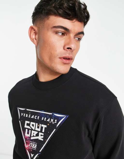 Versace Jeans – Couture – Sweatshirt in Schwarz mit „Space“-Aufnäher | ASOS