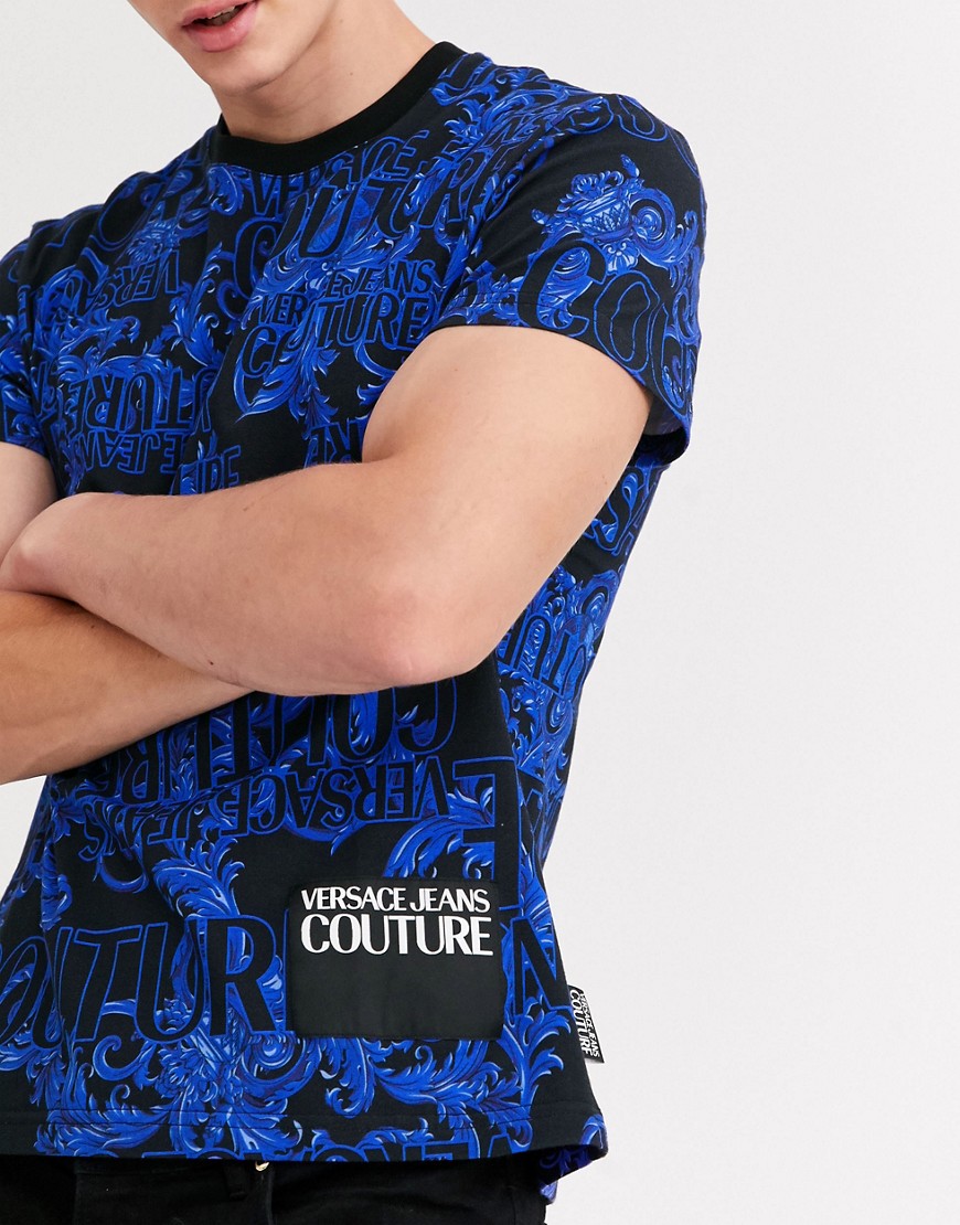 Versace Jeans – Couture – T-shirt med heltäckande barockmönster-Blå