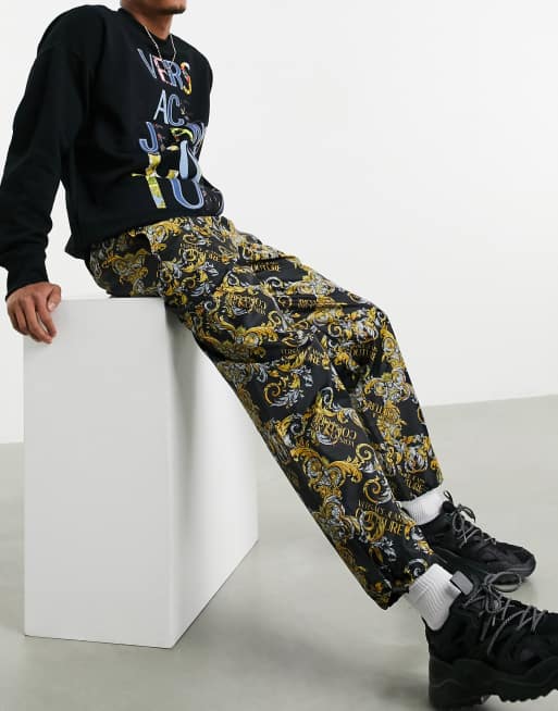 Versace Jeans Couture – Trainings-Jogginghose mit Barock-Print in Schwarz