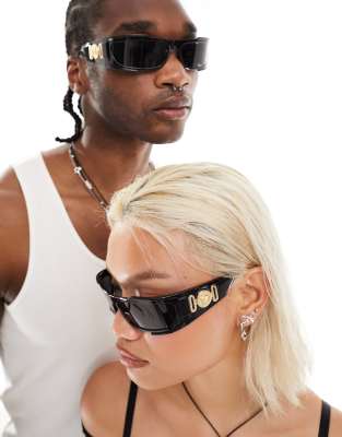 Versace - Sonnenbrille in Schwarz mit umlaufendem Visier