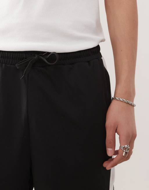 Vertere Berlin logo contrast panel detail sports shorts in black, 5 of 5