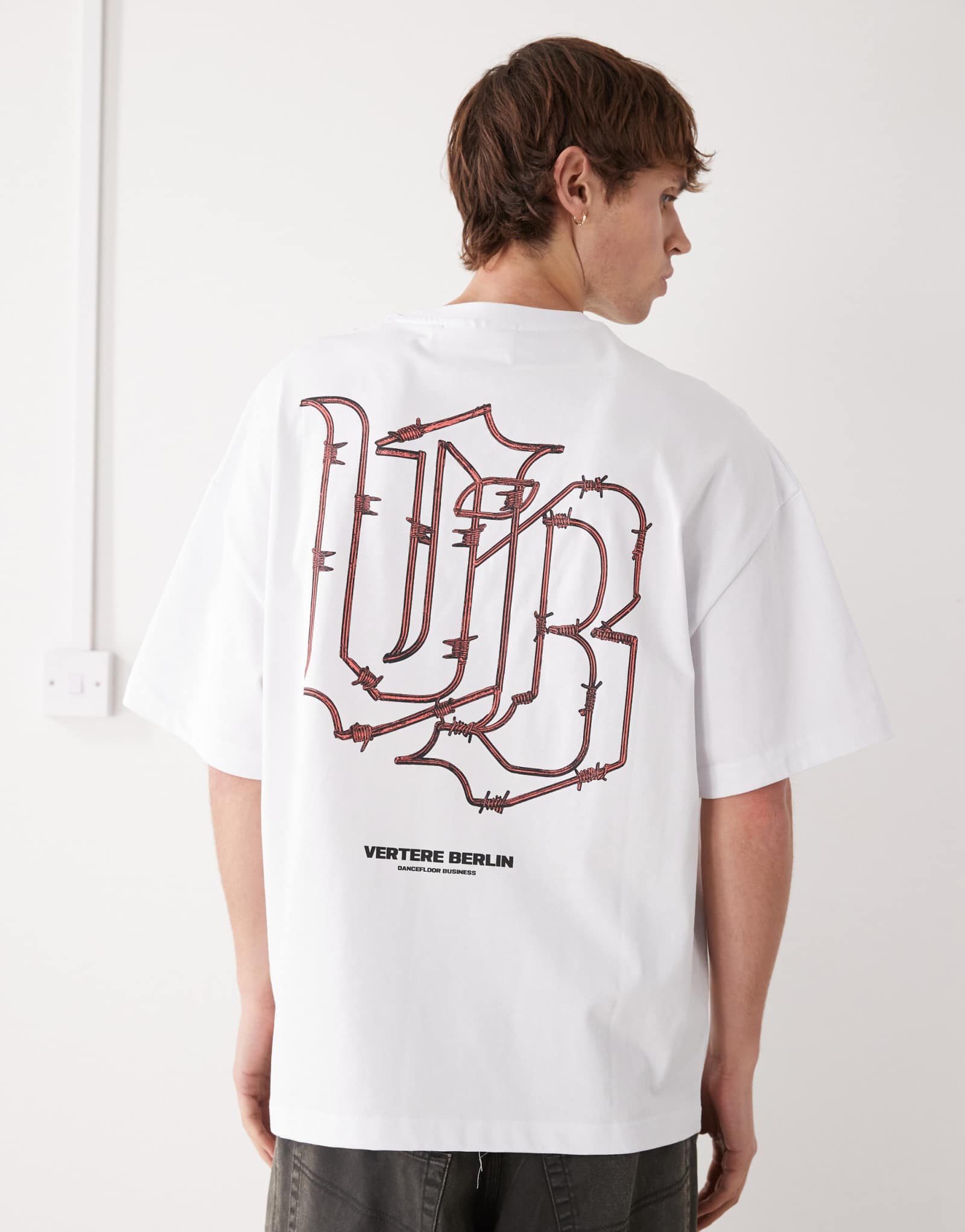 Белая футболка оверсайз Vertere Berlin с принтом в виде проволоки спереди и сзади