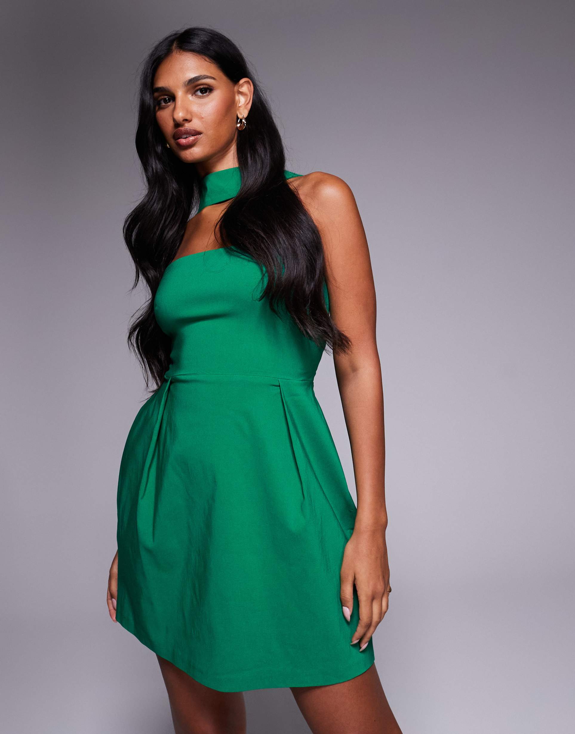 vesper bengaline bandeau choker detail pleat front mini dress in emerald