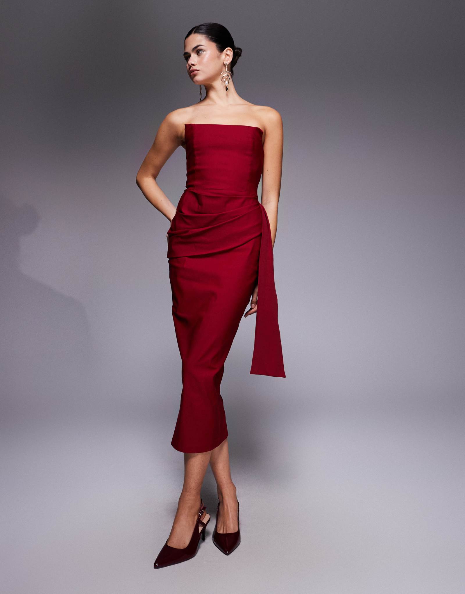 Вечернее бенгальское платье миди-бандо с квадратной драпировкой спереди винного цвета
