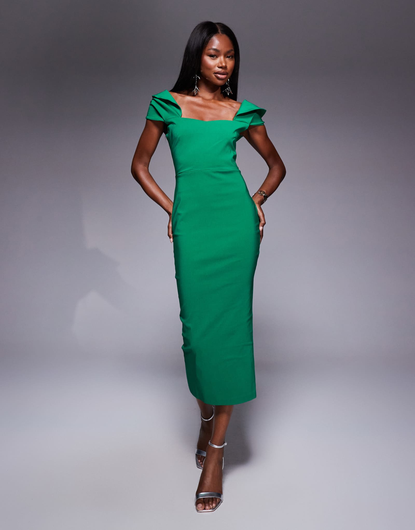 Вечернее платье мидакси из бенгальского бардо с драпировкой на рукавах изумрудного цвета