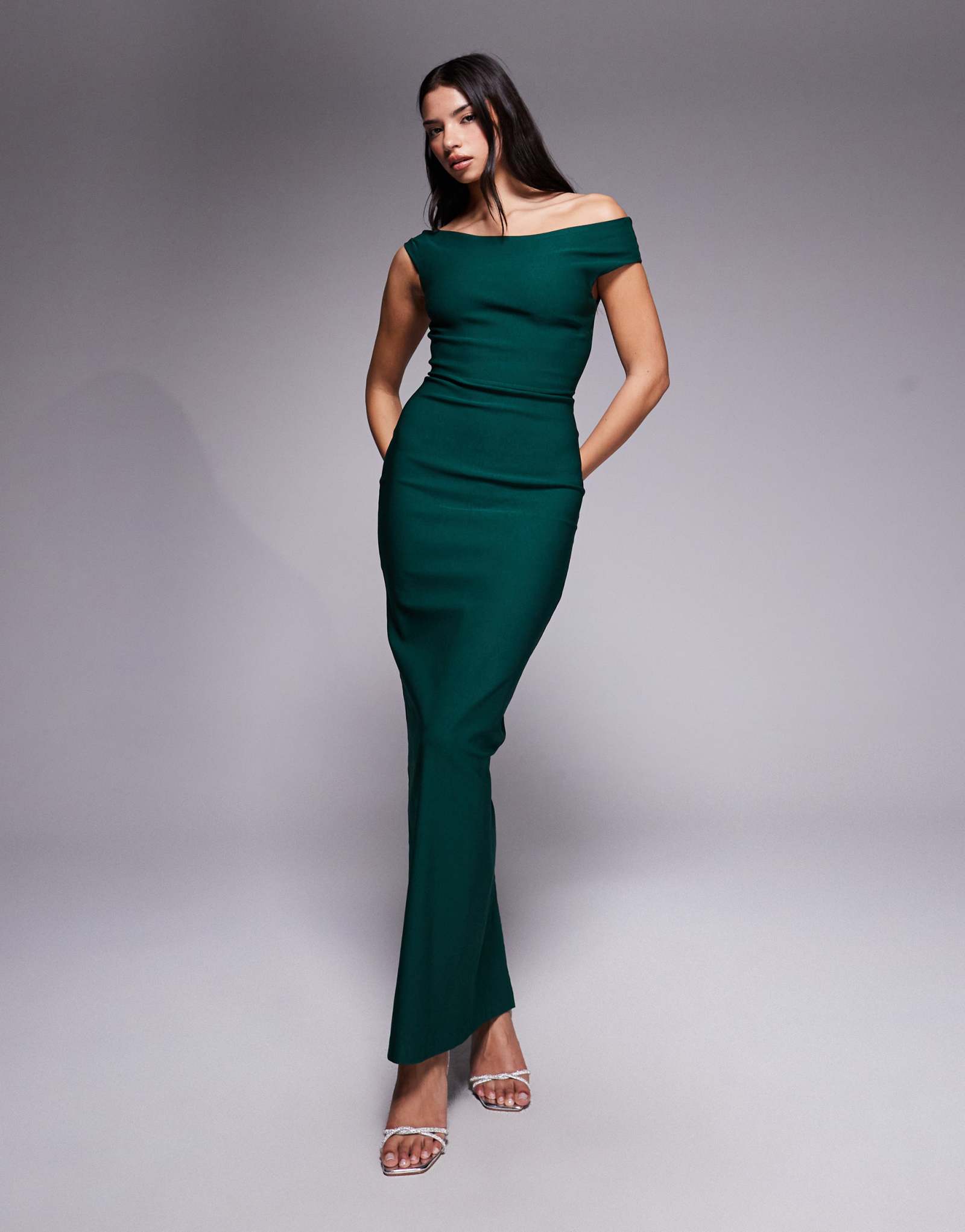 Вечернее бенгальское платье макси с открытыми плечами темно-зеленого цвета