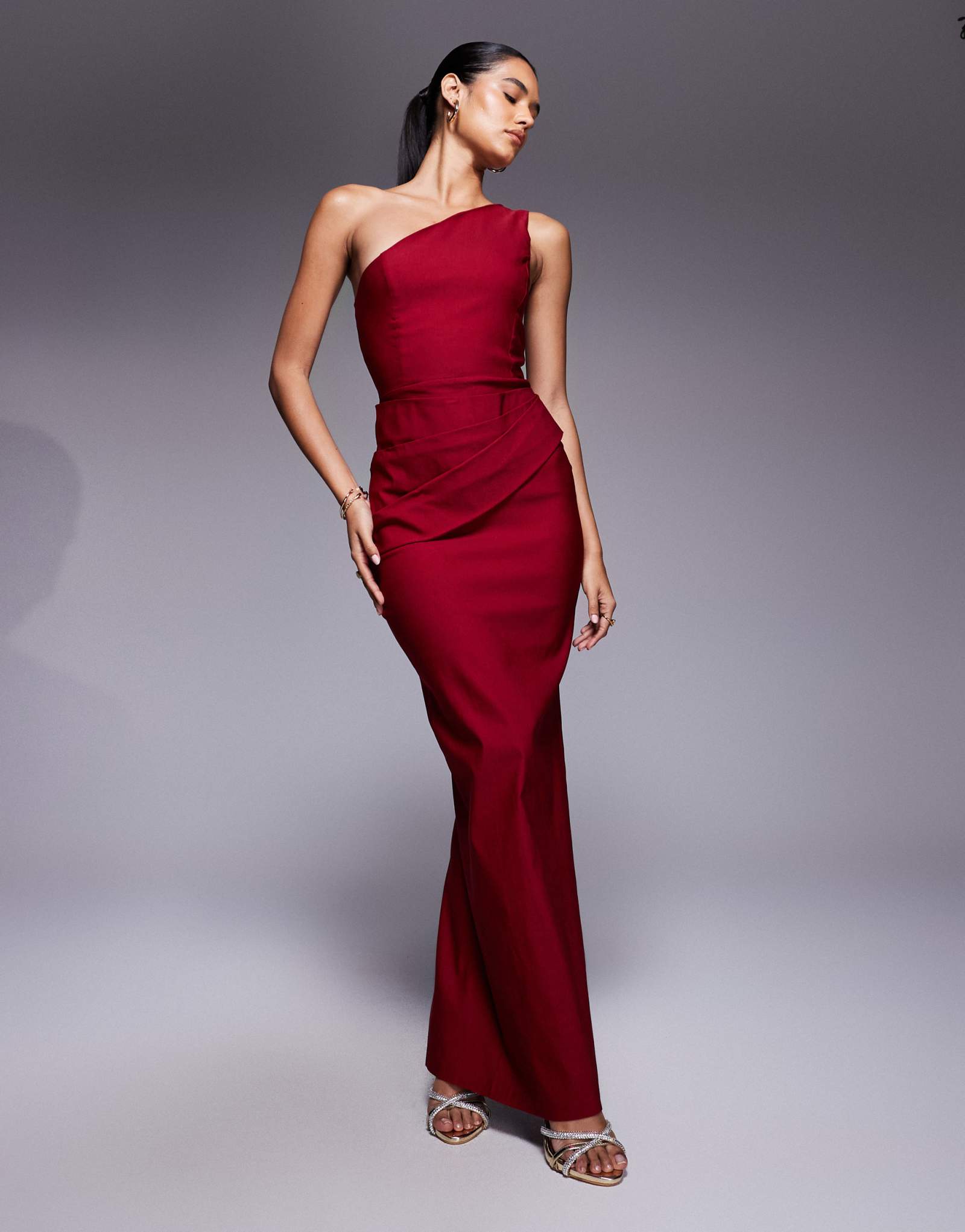 Вечернее бенгалиновое макси-платье с рюшами на одном плече и драпировкой на талии винного цвета