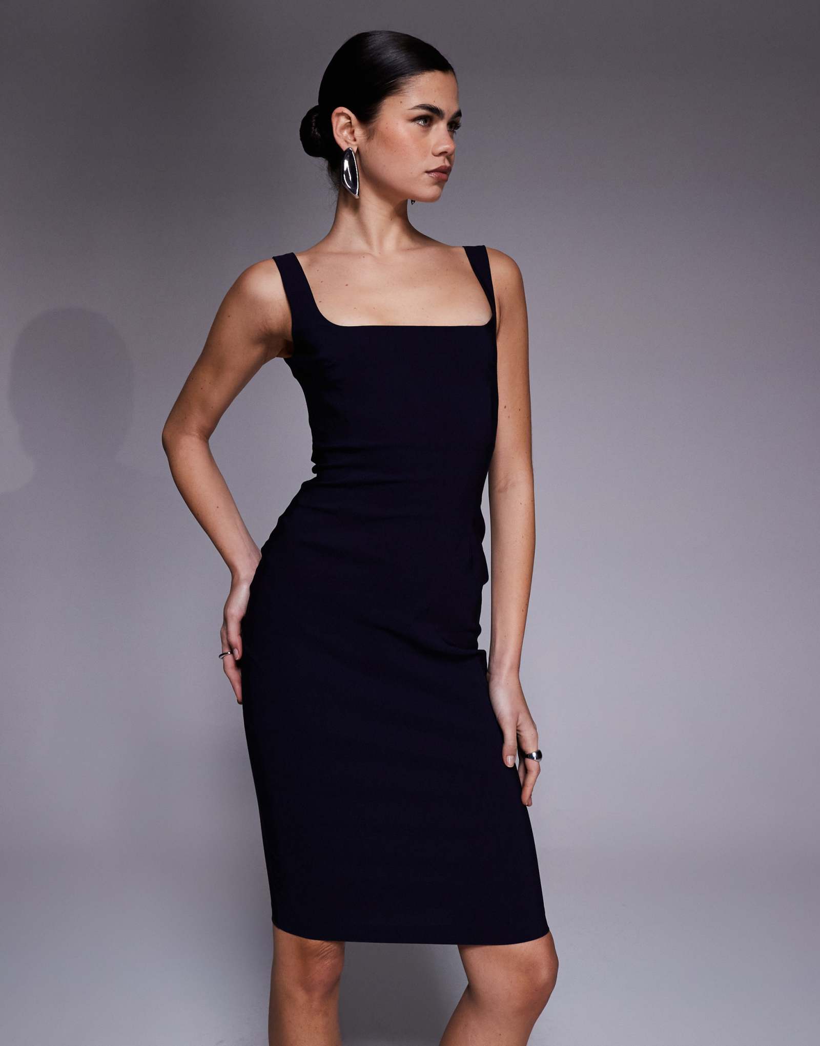 Вечернее бенгалиновое облегающее миди-платье с квадратным вырезом черного цвета