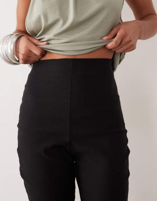 Vesper - Pantaloni capri neri in bengalina modellanti con spacco laterale, 4 di 5
