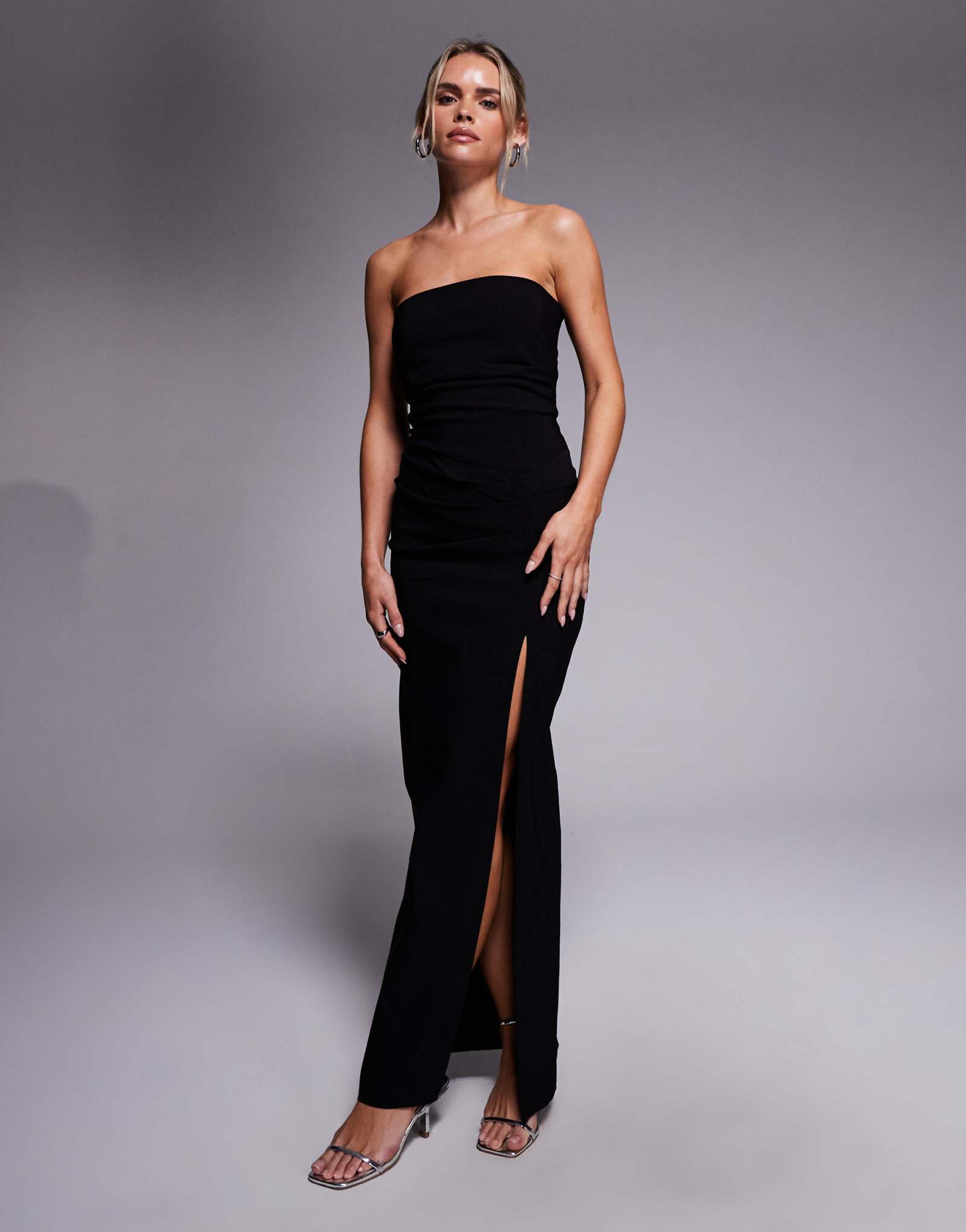 Вечернее миниатюрное бенгальское макси-платье с рюшами на талии и разрезом до бедер без бретелек черного цвета