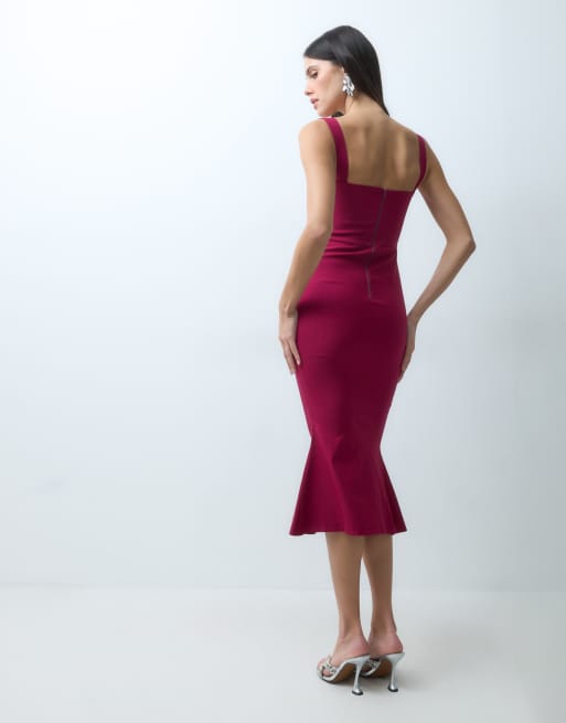Vesper Petite bengaline sleeveless square neck fishtail midi dress in berry, 4 of 5