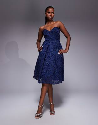 Vesper - Trägerloses Bengaline-Midikleid in Marineblau mit Spitzen-Overlay, Herzausschnitt und Faltensaum