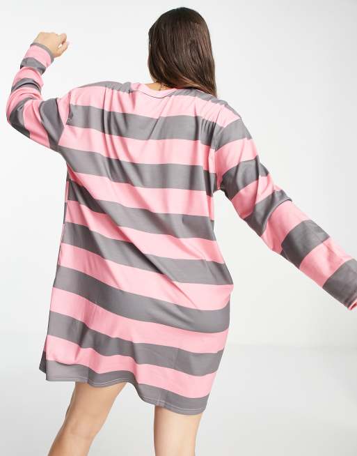Vestido a rayas rosas y gris oscuro estilo camiseta extragrande de manga larga de ASOS DESIGN , 2 de 4