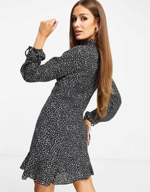 Vestido acampanado en leopardo negro con cuello alto de Missguided, 2 de 4