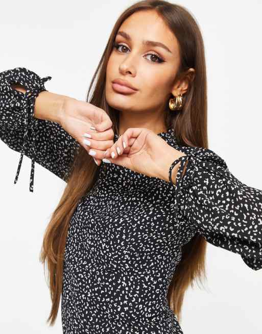 Vestido acampanado en leopardo negro con cuello alto de Missguided, 3 de 4