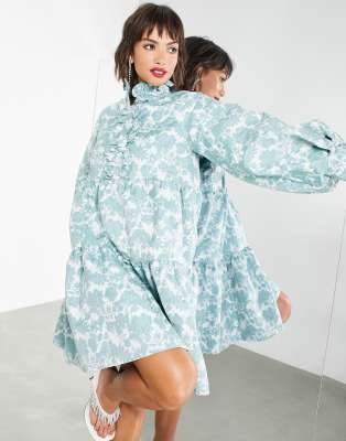 Vestido amplio con cuello fruncido y estampado floral azul antiguo de jacquard de ASOS EDITION