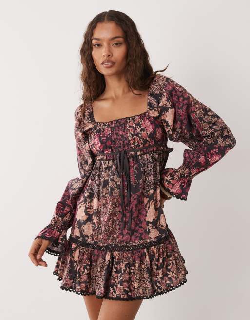 Vestido amplio de estilo mesonera con estampado floral estilo patchwork de Miss Selfridge Petite, 4 de 4