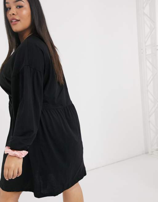 Vestido amplio de manga larga con parte delantera cruzada en negro de ASOS DESIGN Curve, 2 de 4