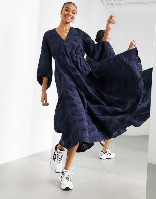 Vestido amplio midi azul marino a cuadros con mangas abullonadas de ASOS EDITION, 4 de 4