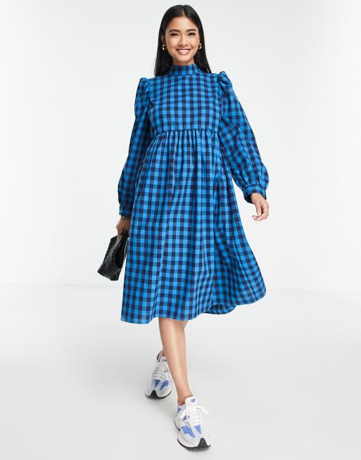 Vestido azul a cuadros de corte amplio con cuello subido de Lola May