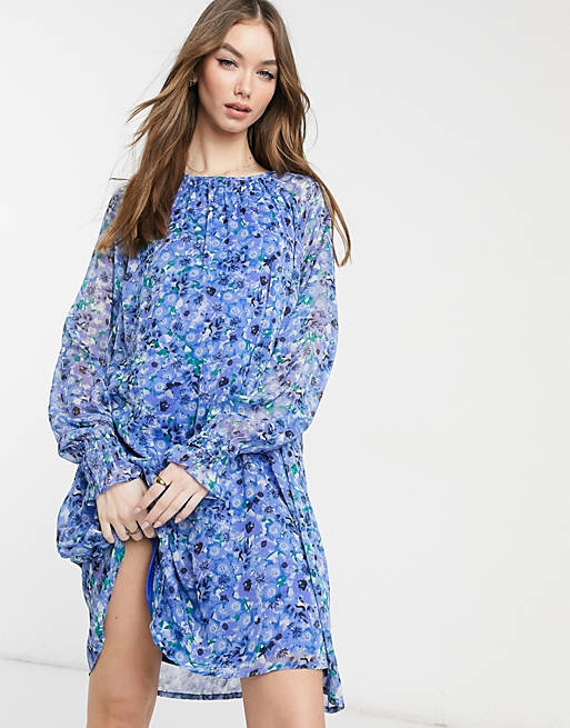 Vestido azul amplio con estampado floral de Vero Moda