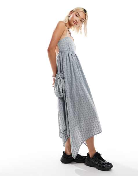 Vestido azul lavado estilo babydoll con bolsillos utilitarios y diseño de bordado inglés de COLLUSION - view 1