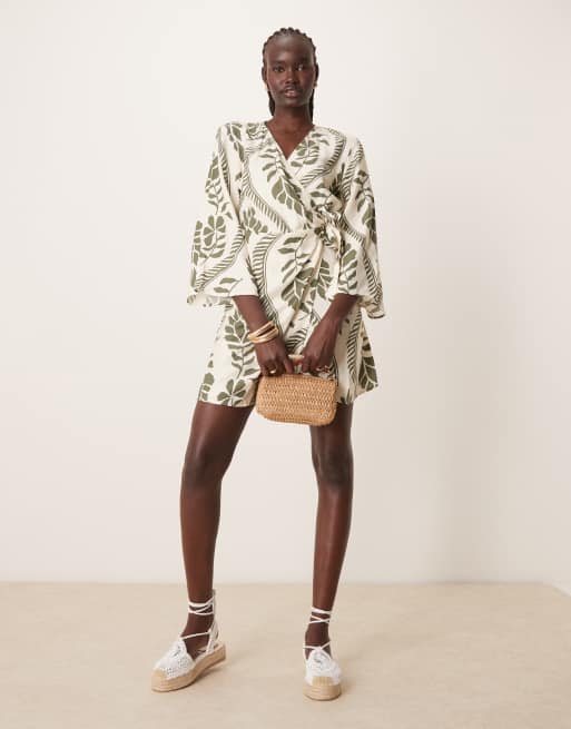 Vestido beis cruzado estilo kimono con estampado de palmeras caquis de JDY, 2 de 4
