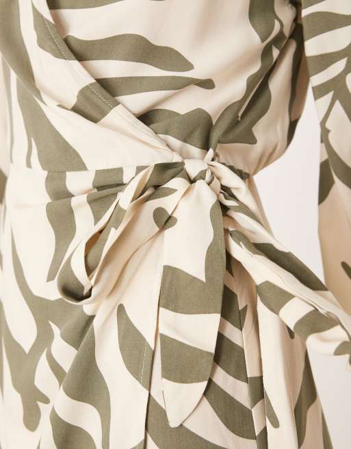 Vestido beis cruzado estilo kimono con estampado de palmeras verdes de JDY, 2 de 4