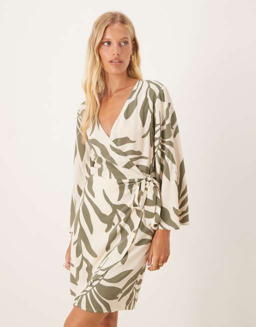 Vestido beis cruzado estilo kimono con estampado de palmeras verdes de JDY, 4 de 4
