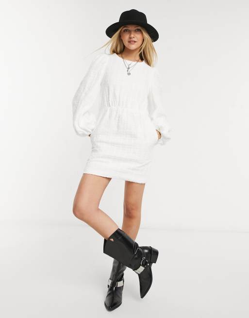 Vestido blanco amplio con cuello extragrande de In The Style x Lorna Luxe