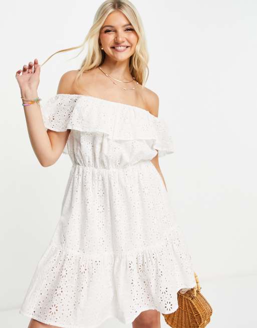 Vestido blanco amplio con escote Bardot y diseño bordado de In The Style x Jac Jossa