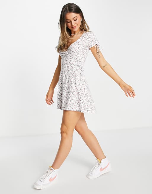 Vestido blanco con cuello ancho y estampado floral de Hollister, 4 de 4