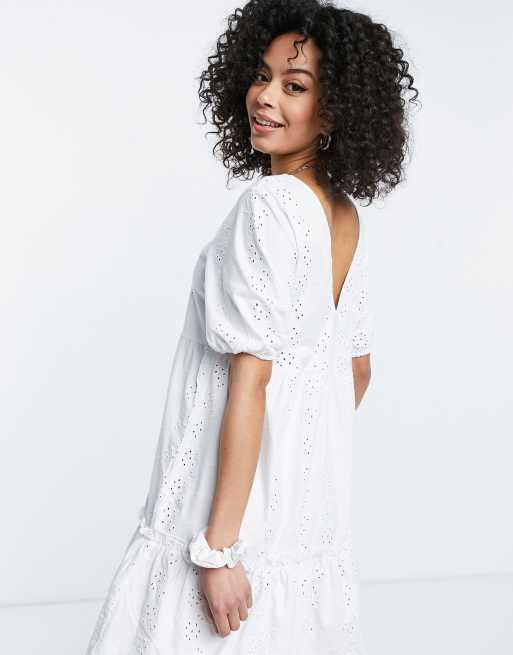 Vestido blanco de corte amplio extragrande con bordado inglés, cuello de pico y mangas abullonadas de ASOS DESIGN Tall, 2 de 4