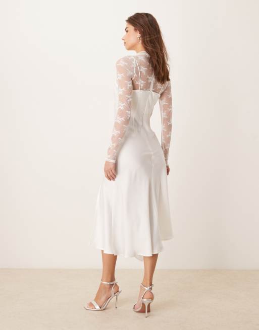 Vestido blanco de tirantes de satén con capa inferior de encaje de