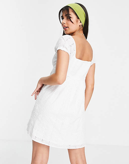 Vestido blanco estilo babydoll con estampado floral de Hollister | ASOS